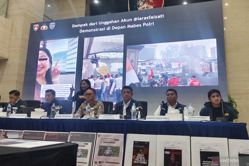 Direktorat Tindak Pidana Siber (Dittipidsiber) Bareskrim Polri menunjukkan konten yang menjadi barang bukti dalam konferensi pers di Gedung Bareskrim Polri, Jakarta, Rabu (3/9/2025). 