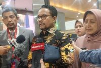 Pengacara tersangka kasus dugaan penghasutan terkait unjuk rasa Laras Faizati, Abdul Gafur Sangadji (tengah) bersama ibu dari Laras Faizati, Fauziah (kanan) berbicara dengan awak media di Gedung Bareskrim Polri, Jakarta, Selasa (2/9/2025).