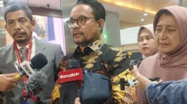 Pengacara tersangka kasus dugaan penghasutan terkait unjuk rasa Laras Faizati, Abdul Gafur Sangadji (tengah) bersama ibu dari Laras Faizati, Fauziah (kanan) berbicara dengan awak media di Gedung Bareskrim Polri, Jakarta, Selasa (2/9/2025).
