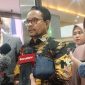 Pengacara tersangka kasus dugaan penghasutan terkait unjuk rasa Laras Faizati, Abdul Gafur Sangadji (tengah) bersama ibu dari Laras Faizati, Fauziah (kanan) berbicara dengan awak media di Gedung Bareskrim Polri, Jakarta, Selasa (2/9/2025).