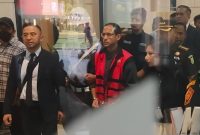 Mantan Menteri Pendidikan, Kebudayaan, Riset, dan Teknologi (Mendikbudristek) Nadiem Makarim (tengah) bersama tim kuasa hukumnya berjalan menuju mobil tahanan usai ditetapkan sebagai tersangka kasus dugaan korupsi dalam pengadaan laptop Chromebook 