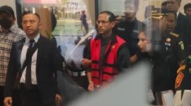 Mantan Menteri Pendidikan, Kebudayaan, Riset, dan Teknologi (Mendikbudristek) Nadiem Makarim (tengah) bersama tim kuasa hukumnya berjalan menuju mobil tahanan usai ditetapkan sebagai tersangka kasus dugaan korupsi dalam pengadaan laptop Chromebook 