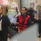 Mantan Menteri Pendidikan, Kebudayaan, Riset, dan Teknologi (Mendikbudristek) Nadiem Makarim (tengah) bersama tim kuasa hukumnya berjalan menuju mobil tahanan usai ditetapkan sebagai tersangka kasus dugaan korupsi dalam pengadaan laptop Chromebook 