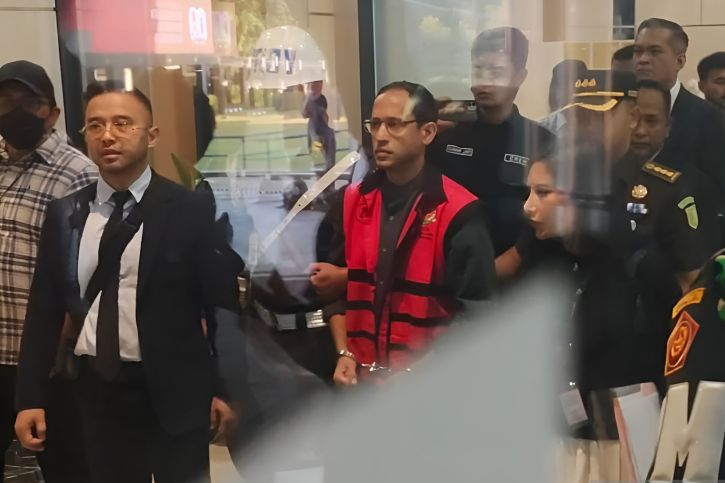 Mantan Menteri Pendidikan, Kebudayaan, Riset, dan Teknologi (Mendikbudristek) Nadiem Makarim (tengah) bersama tim kuasa hukumnya berjalan menuju mobil tahanan usai ditetapkan sebagai tersangka kasus dugaan korupsi dalam pengadaan laptop Chromebook 