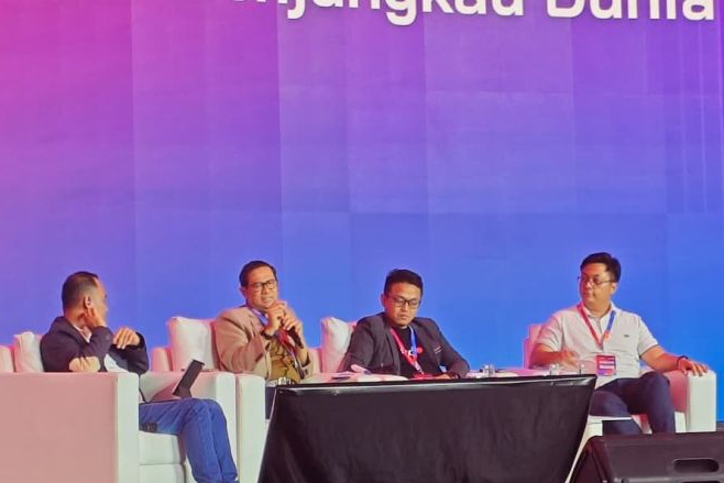Staf Ahli Bidang Sosial, Ekonomi, dan Budaya Kemkomdigi Wijaya Kusumawardhana (kedua dari kiri) berbicara dalam diskusi bertajuk 