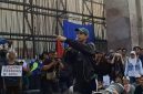 Kreator konten sekaligus influencer Andovi da Lopez berorasi dalam unjuk rasa di depan Komplek DPR/MPR Senayan, Jakarta, Jumat (5/9/2025). Foto: Antara