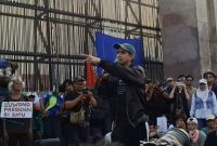 Kreator konten sekaligus influencer Andovi da Lopez berorasi dalam unjuk rasa di depan Komplek DPR/MPR Senayan, Jakarta, Jumat (5/9/2025). Foto: Antara