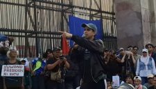 Kreator konten sekaligus influencer Andovi da Lopez berorasi dalam unjuk rasa di depan Komplek DPR/MPR Senayan, Jakarta, Jumat (5/9/2025). Foto: Antara
