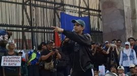 Kreator konten sekaligus influencer Andovi da Lopez berorasi dalam unjuk rasa di depan Komplek DPR/MPR Senayan, Jakarta, Jumat (5/9/2025). Foto: Antara