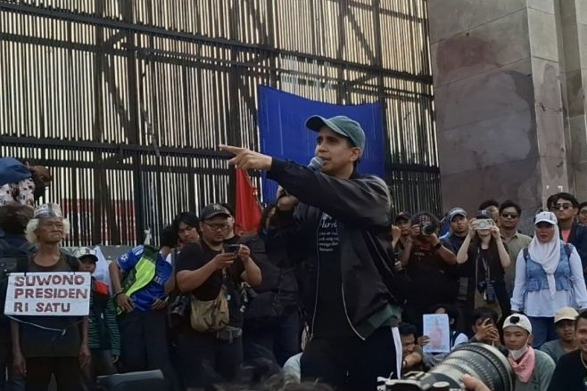 Kreator konten sekaligus influencer Andovi da Lopez berorasi dalam unjuk rasa di depan Komplek DPR/MPR Senayan, Jakarta, Jumat (5/9/2025). Foto: Antara