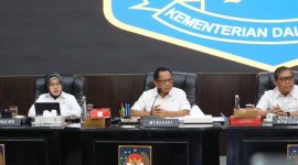 Menteri Dalam Negeri (Mendagri) Tito Karnavian (tengah) berikan keterangan di Kantor Kementerian Dalam Negeri, Jakarta, Selasa (2/9/2025).
