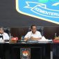 Menteri Dalam Negeri (Mendagri) Tito Karnavian (tengah) berikan keterangan di Kantor Kementerian Dalam Negeri, Jakarta, Selasa (2/9/2025).