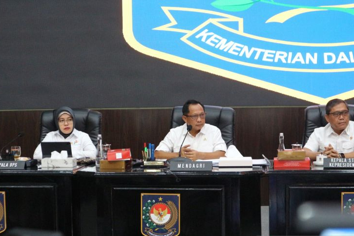Menteri Dalam Negeri (Mendagri) Tito Karnavian (tengah) berikan keterangan di Kantor Kementerian Dalam Negeri, Jakarta, Selasa (2/9/2025).