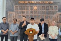 Ketua KPU RI Afifuddin (tengah) memberikan keterangan di Kantor KPU Jakarta, Selasa (16/9/2025).