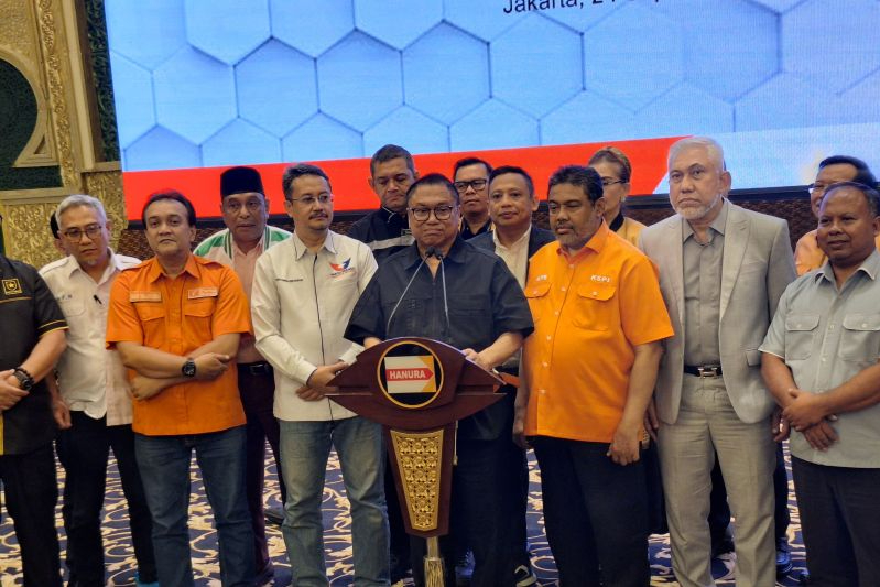 Ketum Partai Hanura Oesman Sapta Odang (tengah) mengumumkan pembentukan Sekretariat Bersama (Sekber) Gerakan Kedaulatan Suara Rakyat bersama sembilan partai politik (parpol) non parlemen di Jakarta, Rabu malam (24/9/2025).