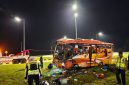 Petugas Kepolisian menangani peristiwa kecelakaan bus pariwisata ALS yang terjadi di Tol Padang-Sicincin pada Minggu (6/9) sekitar pukul 23.30 WIB.