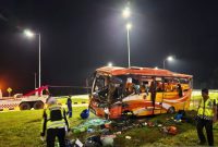 Petugas Kepolisian menangani peristiwa kecelakaan bus pariwisata ALS yang terjadi di Tol Padang-Sicincin pada Minggu (6/9) sekitar pukul 23.30 WIB.