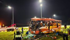 Petugas Kepolisian menangani peristiwa kecelakaan bus pariwisata ALS yang terjadi di Tol Padang-Sicincin pada Minggu (6/9) sekitar pukul 23.30 WIB.