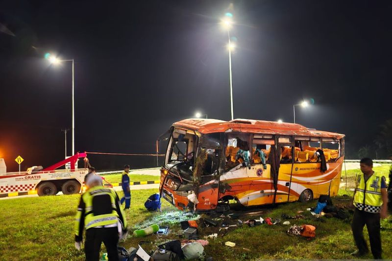 Petugas Kepolisian menangani peristiwa kecelakaan bus pariwisata ALS yang terjadi di Tol Padang-Sicincin pada Minggu (6/9) sekitar pukul 23.30 WIB.