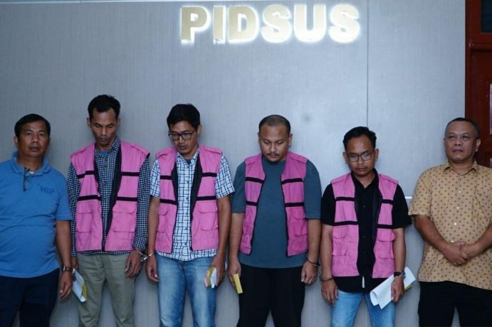 Penyidik Pidsus Kejati Sumut melakukan penahanan empat tersangka baru dugaan korupsi pembangunan dan perbaikan jalan di Dinas Pekerjaan Umum dan Tata Ruang Kabupaten Batu Bara, Sumatera Utara di Kejati Sumut, Senin (1/9/2025)