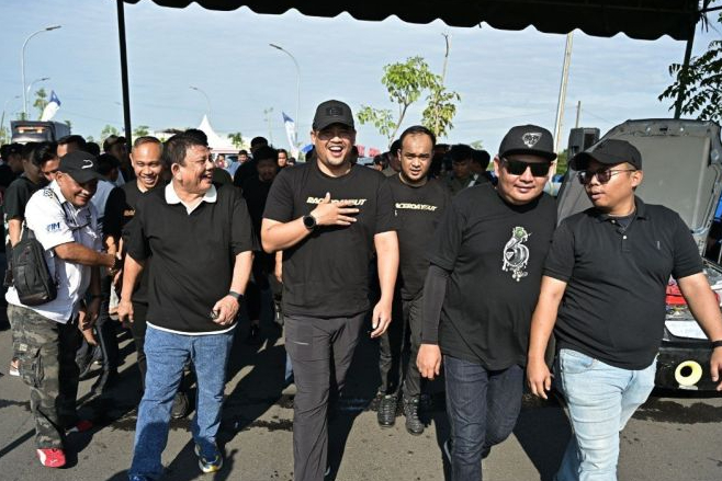Gubernur Sumatera Utara Bobby Nasution (tengah) menyaksikan drag race berjudul The Batle of Engine Drag Race dan Drag Bike memperebutkan Piala Gubernur Sumut 2025 di Sport Centre Sumut, Stadion Utama Sumatera Utara, Sabtu (20/9/2025).