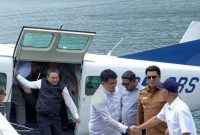 Gubernur Sumatera Utara Bobby Nasution (dua dari kiri) menyalami pejabat terkait usai menjajal transportasi baru menggunakan seaplane dari Bandara Silangit di Pelabuhan Mariana Resort Samosir, Sumatera Utara, Senin (22/9/2025).