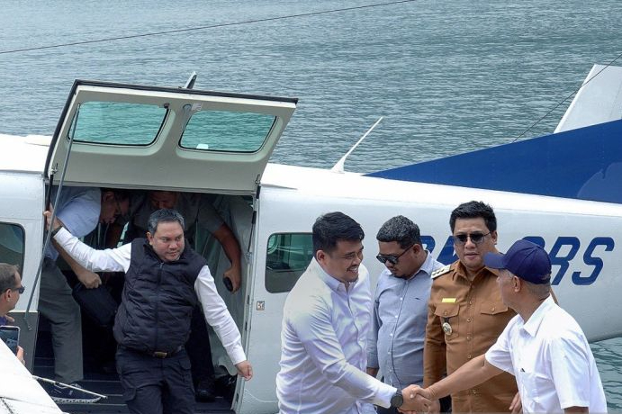 Gubernur Sumatera Utara Bobby Nasution (dua dari kiri) menyalami pejabat terkait usai menjajal transportasi baru menggunakan seaplane dari Bandara Silangit di Pelabuhan Mariana Resort Samosir, Sumatera Utara, Senin (22/9/2025).
