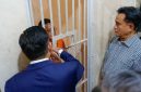 Menko Kumham Imipas Yusril Ihza Mahendra (kanan) bersama Wamenko Kumham Imipas Otto Hasibuan (kiri) mengunjungi aktivis muda sekaligus Direktur Eksekutif Lokataru Foundation Delpedro Marhaen yang ditahan di Rutan Polda Metro Jaya, Jakarta, Selasa (9/9/2025)
