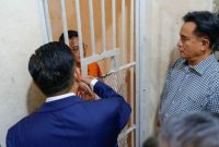 Menko Kumham Imipas Yusril Ihza Mahendra (kanan) bersama Wamenko Kumham Imipas Otto Hasibuan (kiri) mengunjungi aktivis muda sekaligus Direktur Eksekutif Lokataru Foundation Delpedro Marhaen yang ditahan di Rutan Polda Metro Jaya, Jakarta, Selasa (9/9/2025)