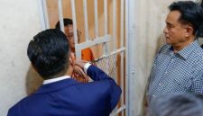 Menko Kumham Imipas Yusril Ihza Mahendra (kanan) bersama Wamenko Kumham Imipas Otto Hasibuan (kiri) mengunjungi aktivis muda sekaligus Direktur Eksekutif Lokataru Foundation Delpedro Marhaen yang ditahan di Rutan Polda Metro Jaya, Jakarta, Selasa (9/9/2025)