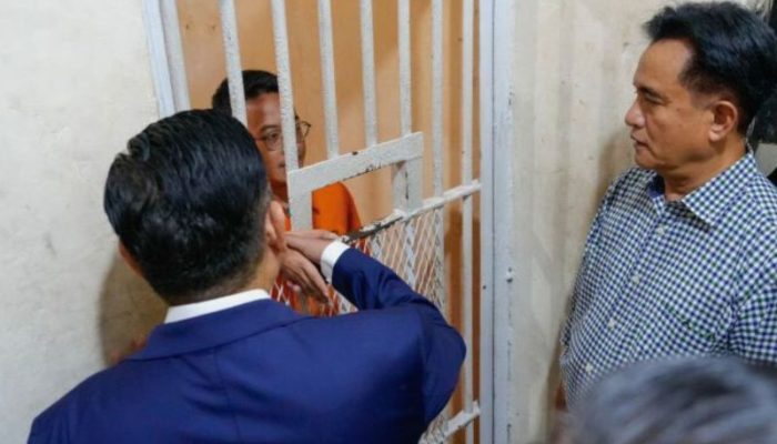 Yusril Ihza Mahendra Jenguk Aktivis Delpedro Marhaen, Pastikan Proses Hukum Berjalan Adil