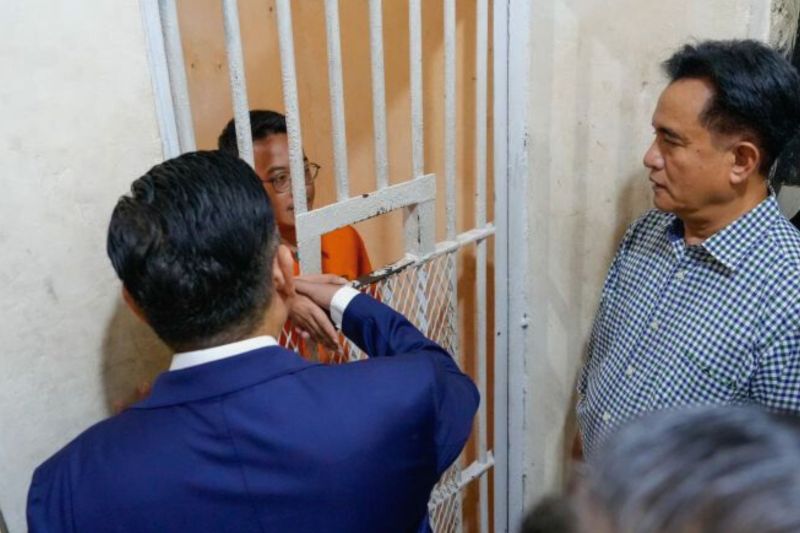 Menko Kumham Imipas Yusril Ihza Mahendra (kanan) bersama Wamenko Kumham Imipas Otto Hasibuan (kiri) mengunjungi aktivis muda sekaligus Direktur Eksekutif Lokataru Foundation Delpedro Marhaen yang ditahan di Rutan Polda Metro Jaya, Jakarta, Selasa (9/9/2025)
