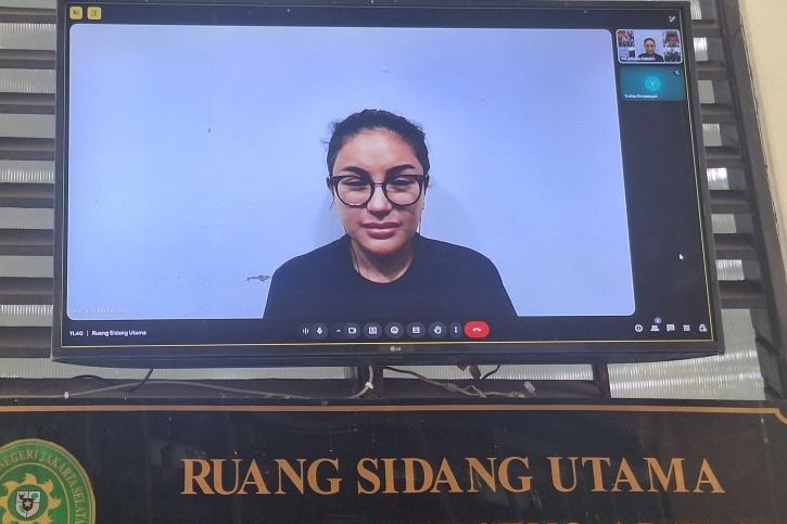 Terdakwa Nikita Mirzani menghadiri sidang secara daring dalam kasus dugaan pengancaman dan tindak pidana pencucian uang (TPPU) bos perawatan kulit (skincare), Reza Gladys di Pengadilan Negeri Jakarta Selatan, Jakarta, Kamis (4/9/2025).