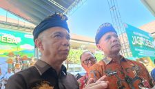 Jaksa Agung Muda Intelijen (JAM-Intel) Kejaksaan Agung RI Prof. Dr. Reda Mantovani (kiri) memberikan keterangan kepada wartawan terkait kasus korupsi yang melibatkan para kepala desa saat di Kantor Kejaksaan Tinggi Bali, Denpasar, Kamis (11/9/2025)