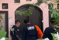Tim Inafis Polda Jabar dan Polres Indramayu saat melakukan olah TKP di lokasi penemuan lima jenazah korban di Keluarahan Paoman, Indramayu, Jawa Barat, Selasa (2/9/2025) petang
