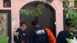 Tim Inafis Polda Jabar dan Polres Indramayu saat melakukan olah TKP di lokasi penemuan lima jenazah korban di Keluarahan Paoman, Indramayu, Jawa Barat, Selasa (2/9/2025) petang