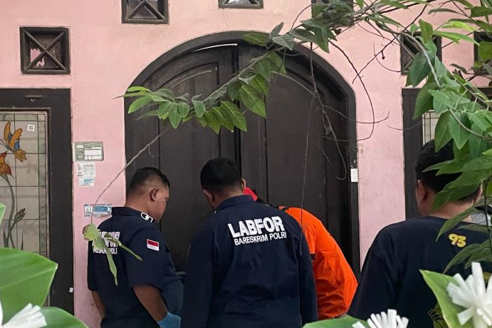 Tim Inafis Polda Jabar dan Polres Indramayu saat melakukan olah TKP di lokasi penemuan lima jenazah korban di Keluarahan Paoman, Indramayu, Jawa Barat, Selasa (2/9/2025) petang