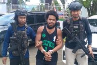 Personel Satgas Damai Cartenz saat mengawal penyerahan anggota KKB Anis Telenggen yang menjadi TSK pembunuhan ke Kejari Nabire.