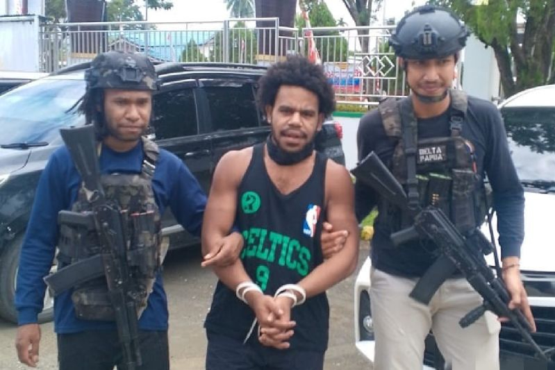 Personel Satgas Damai Cartenz saat mengawal penyerahan anggota KKB Anis Telenggen yang menjadi TSK pembunuhan ke Kejari Nabire.