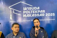 Menteri Pariwisata Widiyanti Putri Wardhana didampingi Wali Kota Makassar Munafri Arifuddin pada Wisuda Poltekpar Makassar di Makassar, Sabtu (20/09/2025).
