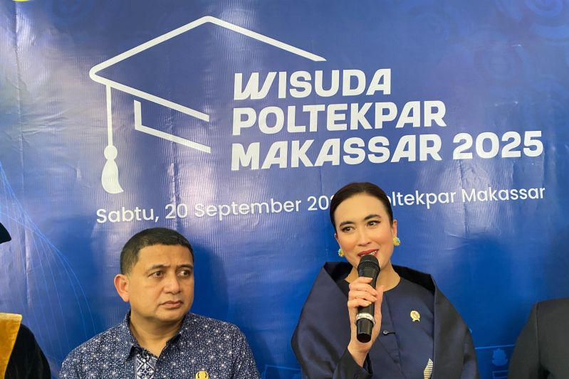 Menteri Pariwisata Widiyanti Putri Wardhana didampingi Wali Kota Makassar Munafri Arifuddin pada Wisuda Poltekpar Makassar di Makassar, Sabtu (20/09/2025).