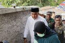 Bupati Bogor Rudy Susmanto meninjau lokasi robohnya bangunan Majelis Taklim Asohibiyah di Desa Sukamakmur, Kecamatan Ciomas, Kabupaten Bogor, Jawa Barat, Minggu (7/9/2025).