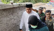 Bupati Bogor Rudy Susmanto meninjau lokasi robohnya bangunan Majelis Taklim Asohibiyah di Desa Sukamakmur, Kecamatan Ciomas, Kabupaten Bogor, Jawa Barat, Minggu (7/9/2025).