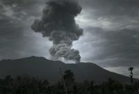 Ilustrasi - Gunung Marapi di Sumatera Barat meletus melontarkan abu vulkanik setinggi 1 kilometer ke udara dari kawah aktif, Senin (8/9/2025) pagi. Badan Geologi Kementerian ESDM masih menetapkan status aktivitas Marapi berasa pada Level II atau Waspada dengan radius aman tiga kilometer dari arah kawah. Foto: Tempo.co