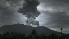 Ilustrasi - Gunung Marapi di Sumatera Barat meletus melontarkan abu vulkanik setinggi 1 kilometer ke udara dari kawah aktif, Senin (8/9/2025) pagi. Badan Geologi Kementerian ESDM masih menetapkan status aktivitas Marapi berasa pada Level II atau Waspada dengan radius aman tiga kilometer dari arah kawah. Foto: Tempo.co