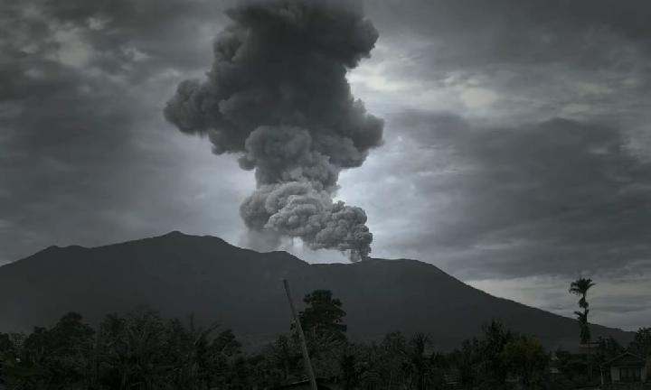 Ilustrasi - Gunung Marapi di Sumatera Barat meletus melontarkan abu vulkanik setinggi 1 kilometer ke udara dari kawah aktif, Senin (8/9/2025) pagi. Badan Geologi Kementerian ESDM masih menetapkan status aktivitas Marapi berasa pada Level II atau Waspada dengan radius aman tiga kilometer dari arah kawah. Foto: Tempo.co