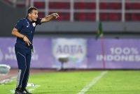 Pelatih Timnas U-23 Indonesia Gerald Vanenburg memberikan arahan kepada pemainnya saat bertanding melawan Timnas U-23 Laos dalam Kualifikasi Grup J Piala Asia U-23 2026 di Stadion Gelora Delta Sidoarjo, Jawa Timur, Rabu (3/9/2025) malam