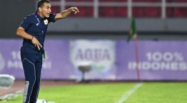 Pelatih Timnas U-23 Indonesia Gerald Vanenburg memberikan arahan kepada pemainnya saat bertanding melawan Timnas U-23 Laos dalam Kualifikasi Grup J Piala Asia U-23 2026 di Stadion Gelora Delta Sidoarjo, Jawa Timur, Rabu (3/9/2025) malam