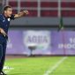 Pelatih Timnas U-23 Indonesia Gerald Vanenburg memberikan arahan kepada pemainnya saat bertanding melawan Timnas U-23 Laos dalam Kualifikasi Grup J Piala Asia U-23 2026 di Stadion Gelora Delta Sidoarjo, Jawa Timur, Rabu (3/9/2025) malam