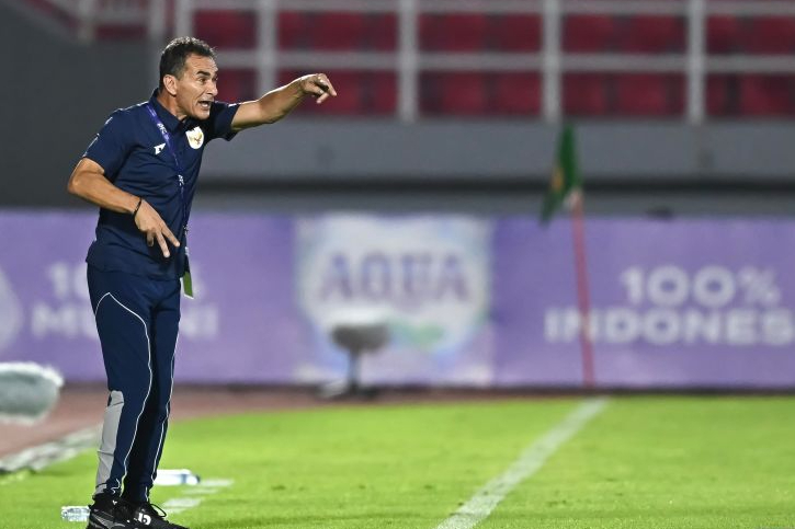 Pelatih Timnas U-23 Indonesia Gerald Vanenburg memberikan arahan kepada pemainnya saat bertanding melawan Timnas U-23 Laos dalam Kualifikasi Grup J Piala Asia U-23 2026 di Stadion Gelora Delta Sidoarjo, Jawa Timur, Rabu (3/9/2025) malam